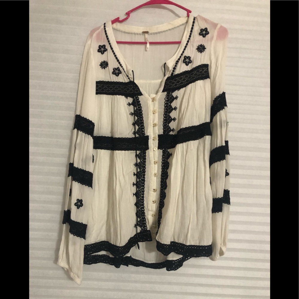 Free people white/black cute flowy top!